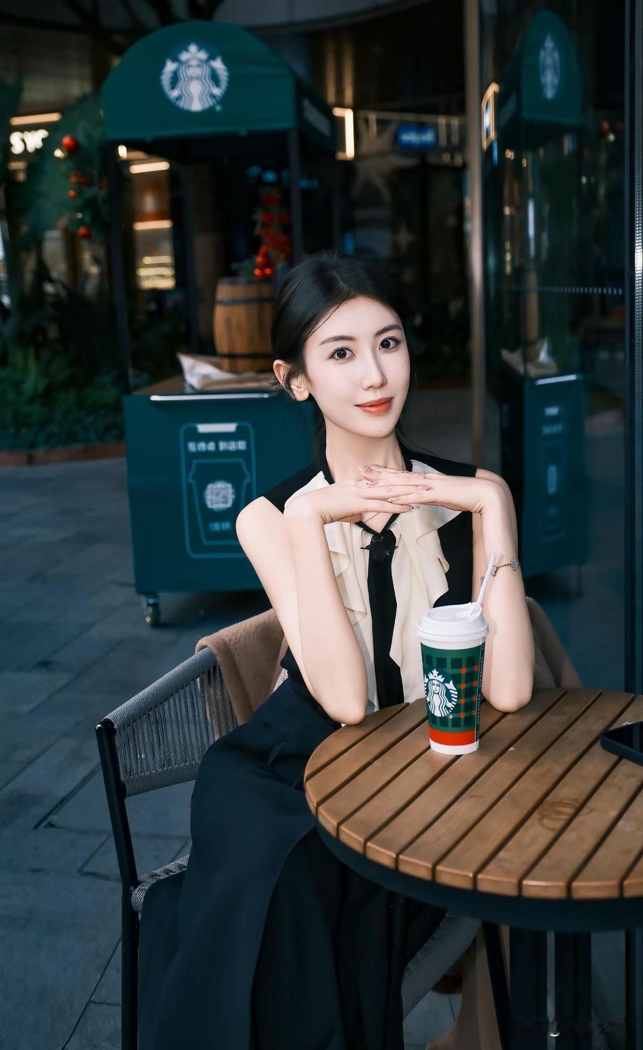 耶里夏丽的餐桌，藏着西域的热烈，烤物焦香，奶茶绵密，每一口浓郁是风味的搬运，更是