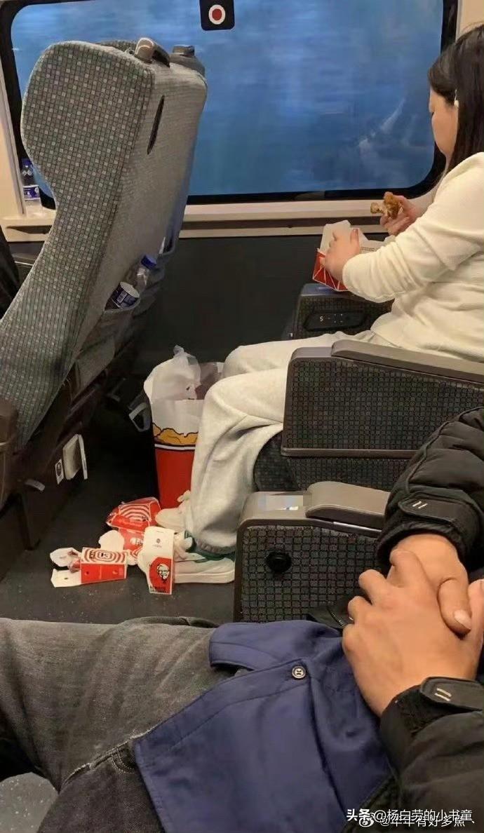 我想问一下高铁一等座怎么没有小桌板旁边的姐姐吃东西找不到小桌板全摆地上啦