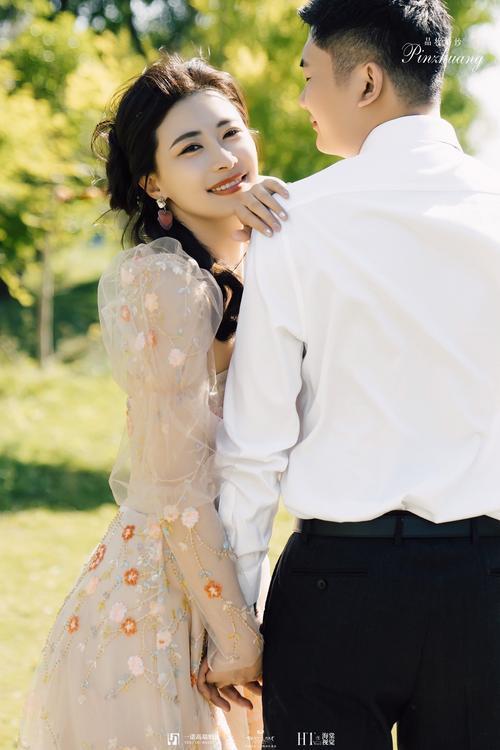 砸锅卖铁帮他，钱给他，人给他资源给他，为什么他还是会跟别人暧昧呢？我也不是不爱自