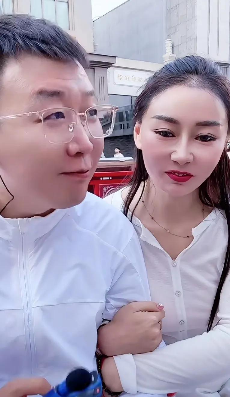 小白龙在直播时透露，是自己主动给方丈打电话想签约丈门，然后赶去杭州见面，当时老葛