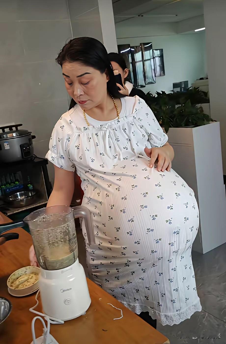 这个孕妇的肚子真是太大了，看起来最起码是双胞胎，感觉她岁数也不小了，能生一对双胞