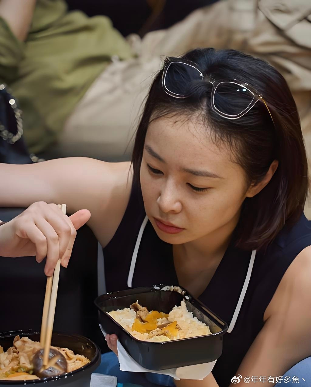 电视上看着一般般，真人巨漂亮，还很随和！