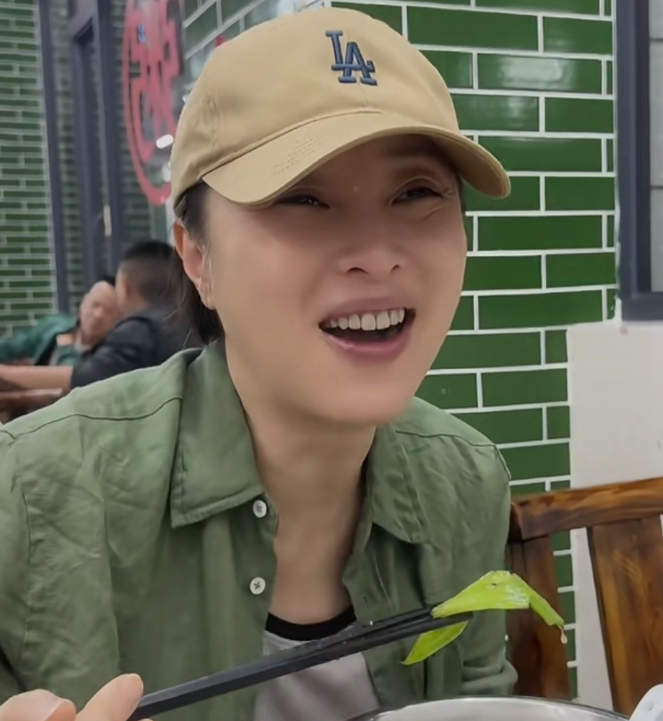 太喜欢吴越私下里的模样了在佛山小饭馆用不锈钢小铁盆喝粥，泡油条，太接地气，碰到