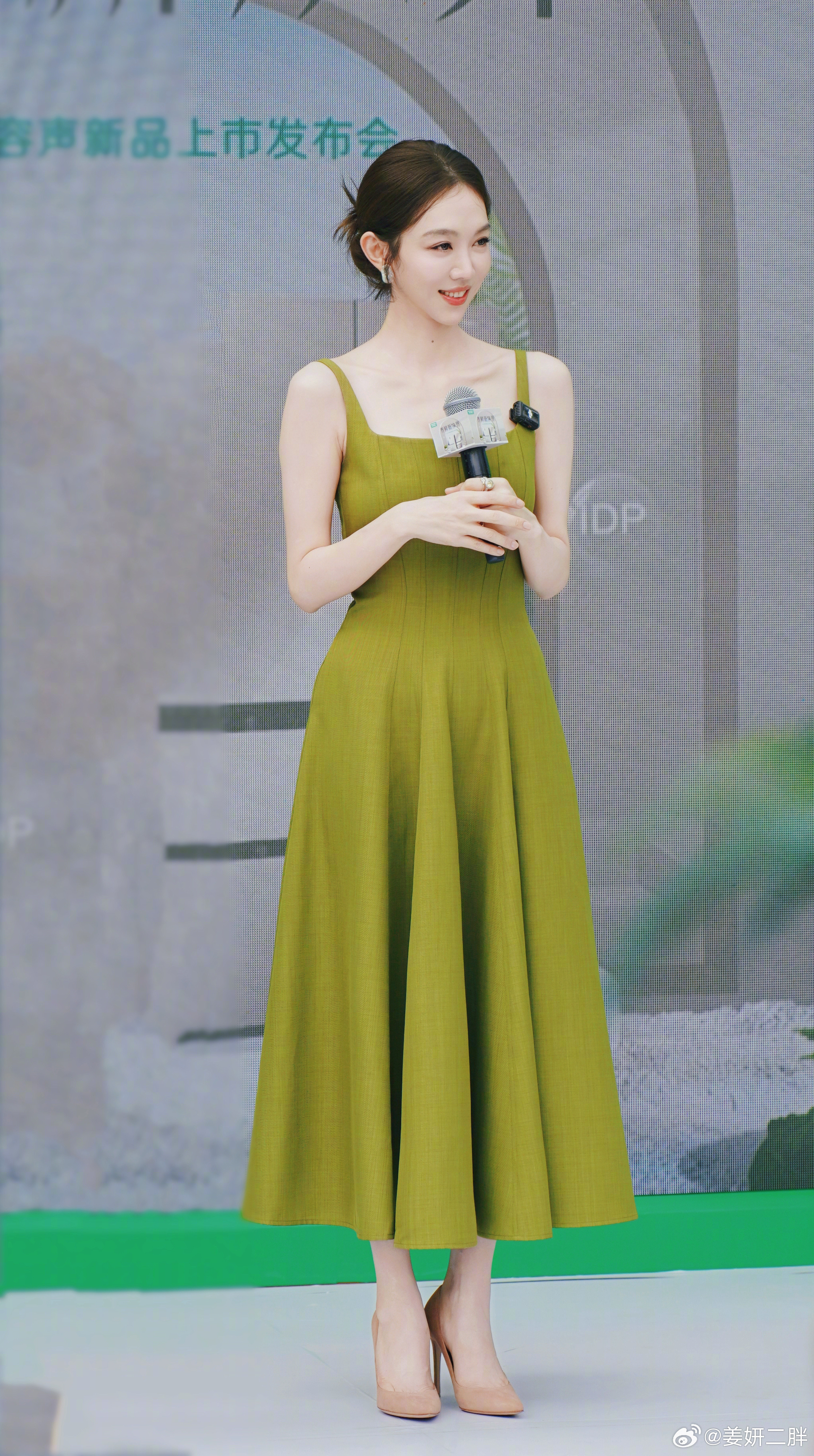 姜妍利落的剪裁勾勒出优雅线条，连举手投足间都透着从容自信的气场，让人一眼沦陷