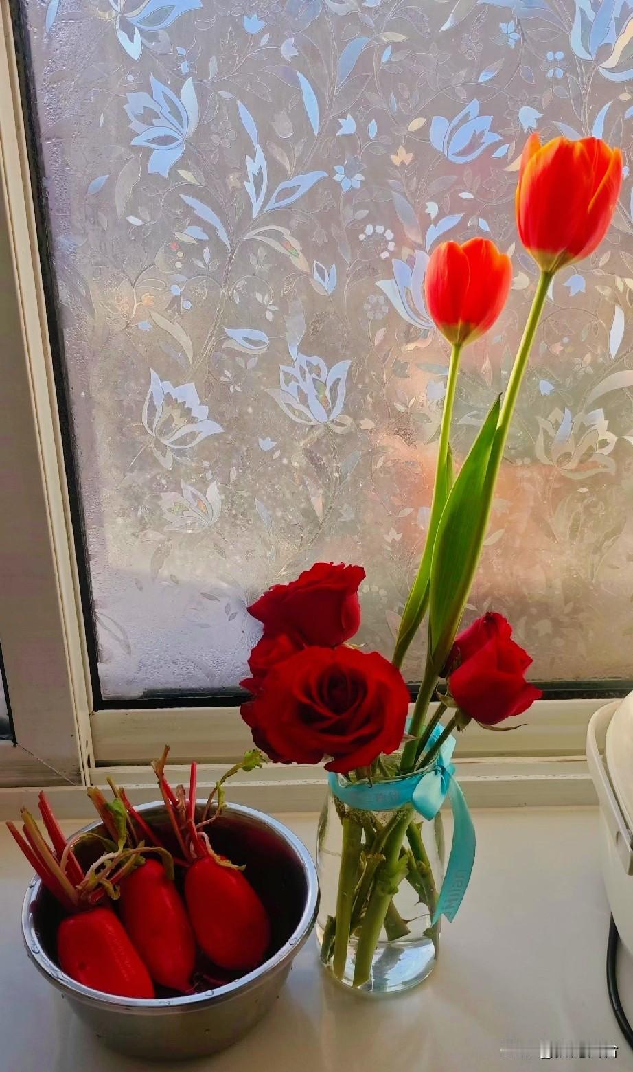 女儿进门就扔给他爸一件羽绒服，说给他爸穿，他爸开始还挺高兴，接下来跟女儿唠了一会