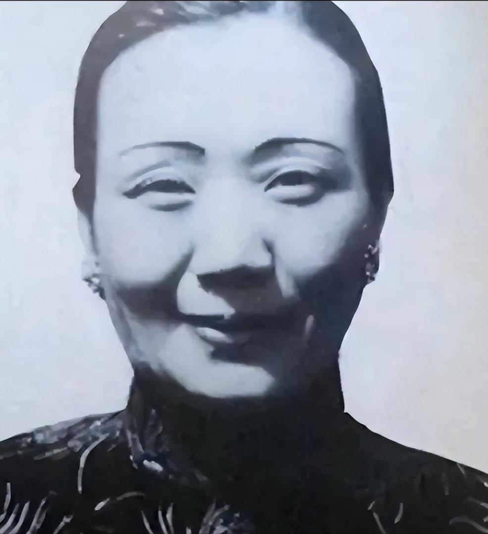 1879年，浙江巡抚谭钟麟喝多了，看府上丫鬟李氏身材婀娜，一时兴起抱回房