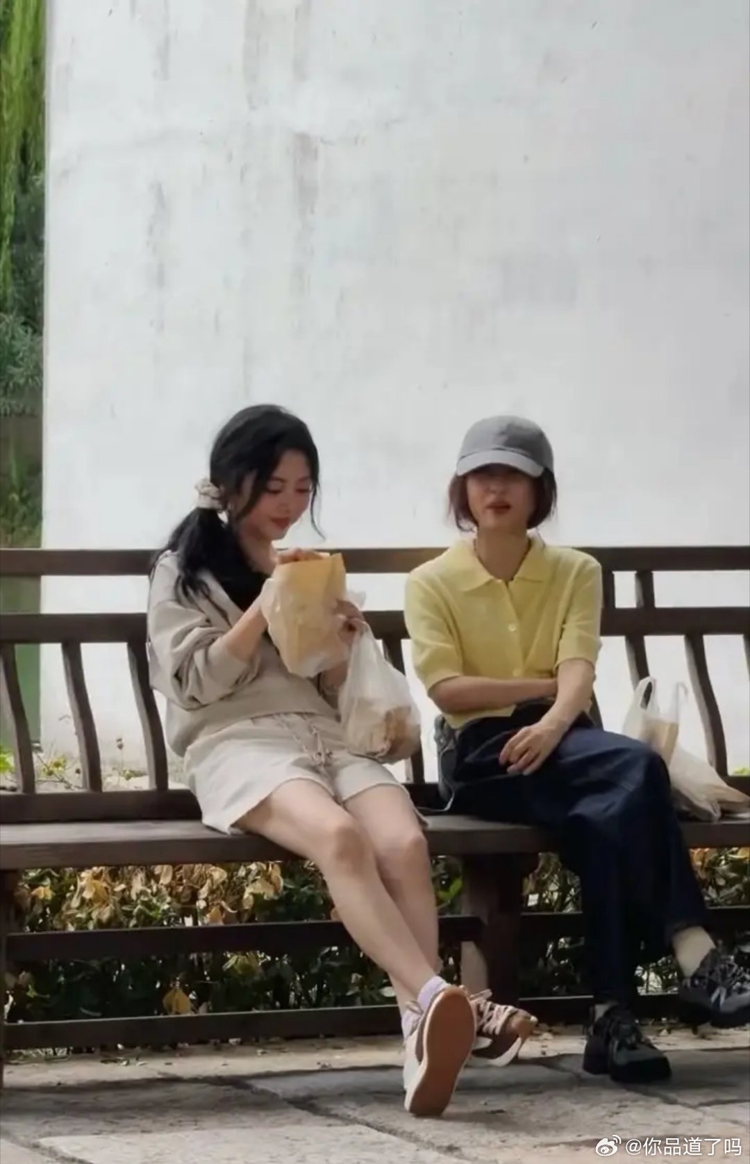 网友乌镇偶遇谭松韵张子枫录制综艺《向往的生活》，吃烧饼好开心。谭松韵卡其色外套搭