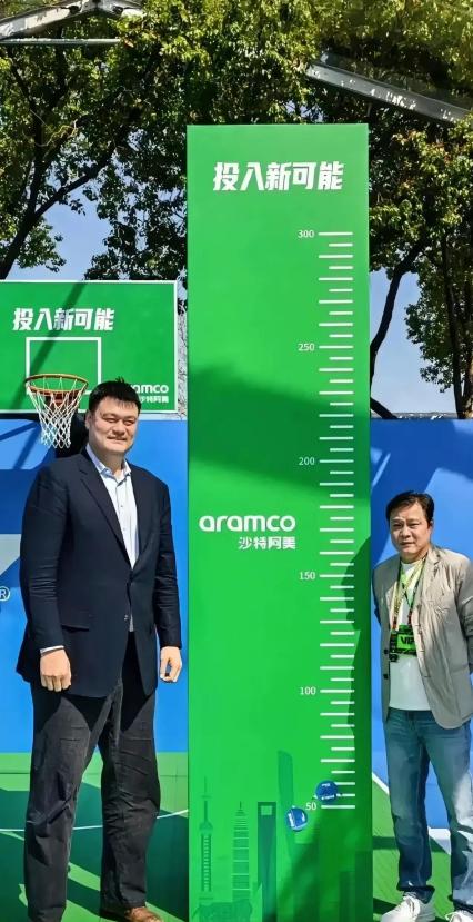 姚明的身高真是个迷！进入NBA之初，姚明的官方登记身高是2.26米，但这
