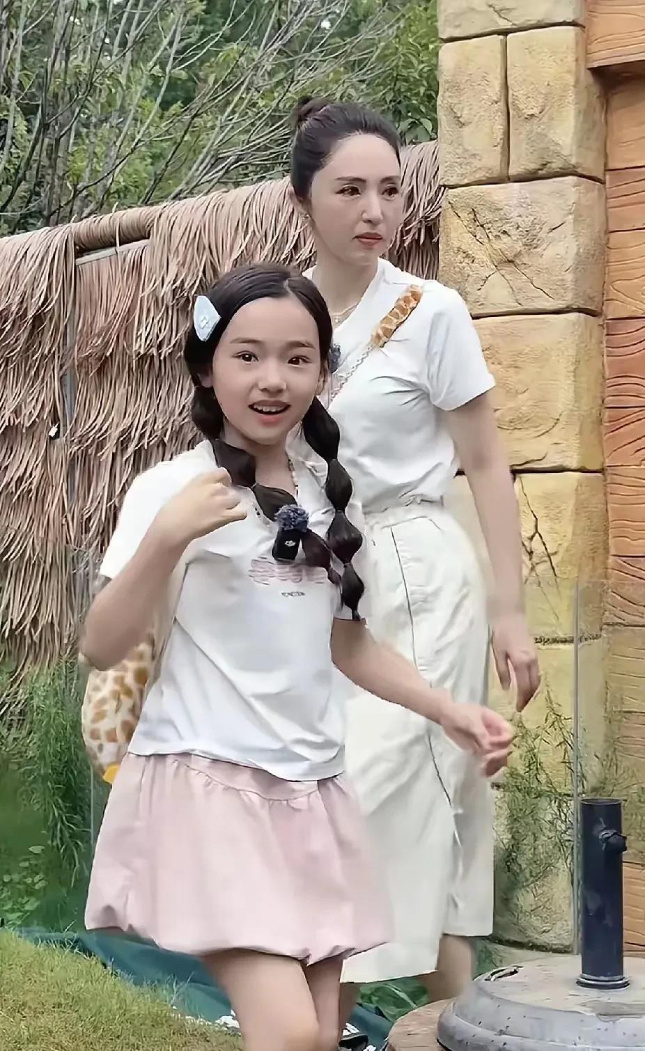 有人说董璇和高云翔的女儿小酒窝长得实在是太漂亮了，完美地继承了爸爸妈妈的优点，但