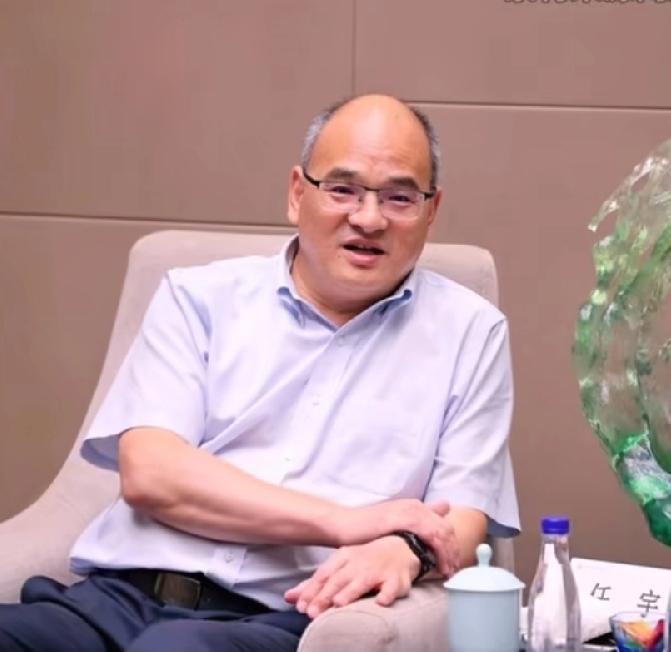 中航材任宇，酒瘾真大，转飞机一小会儿空档还喝呢，还是国外休息室公开场合，带头组团