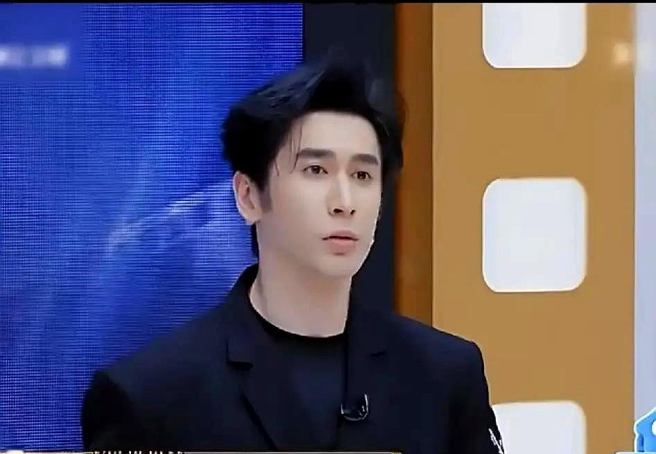 张伦硕又被推上风口浪尖了！吴镇宇在《无限超越班》直接问他：“你跟钟丽缇在一起后，