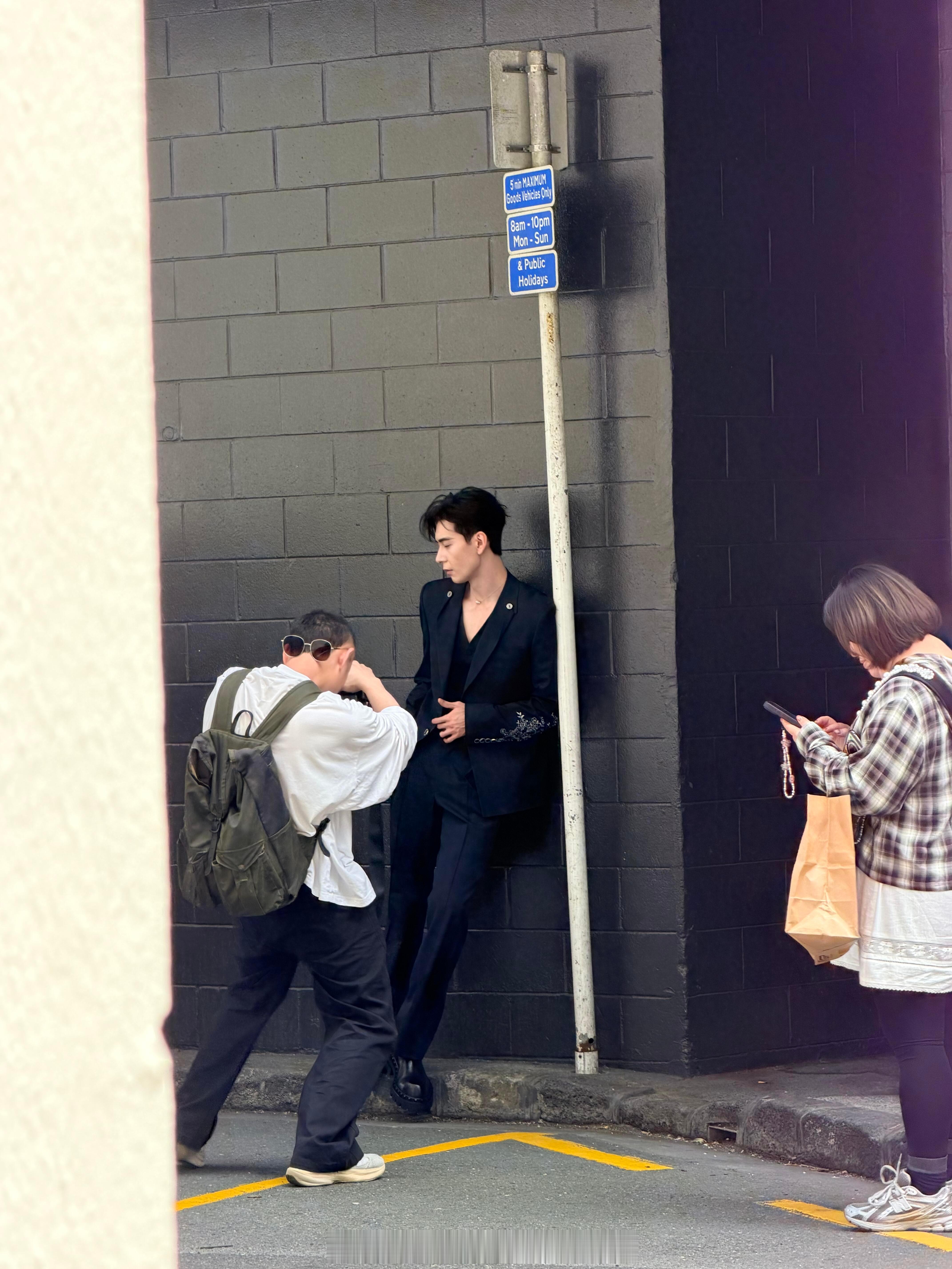 陈星旭奥克兰街拍路透，俊朗又贵气！n