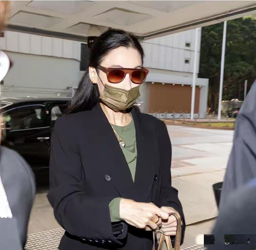 张柏芝被人告了，向她索赔1276万港币，那个告她的人叫余毓兴，号称是她的前经