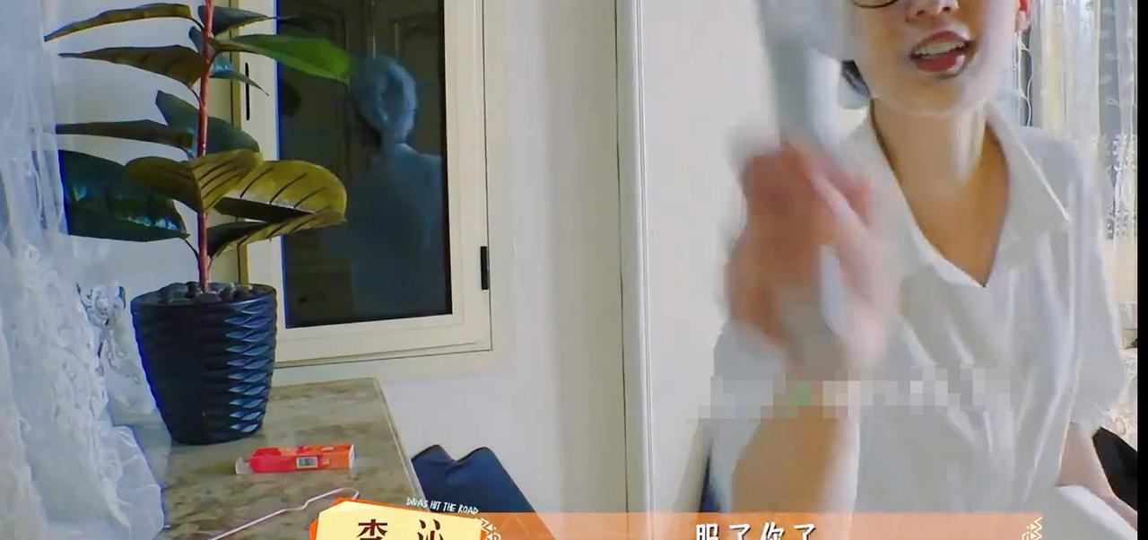 节目组这下算是惹怒李沁了，李沁一边敷着面膜，一边指着镜头狠狠的开“骂”了。