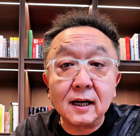 我原先最看不懂的就是于谦。德云社都乱成一锅粥了，他连句“共渡难关”都没说，后