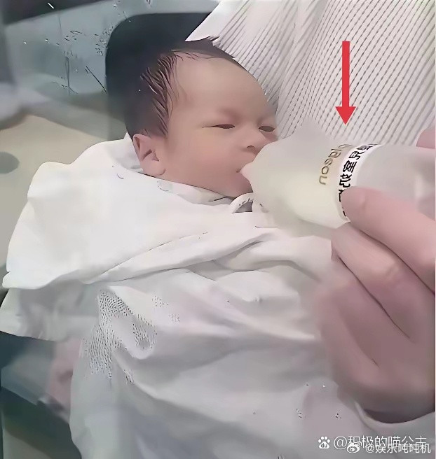 汪小菲的宝宝不喝母乳，看喝的奶很高级，普通人都没见过，难怪宝宝长得这么好，出生三