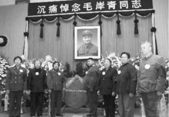 2007年3月，北京301医院的病房里，毛岸青因为心脏病突然发作离开了人世。走之