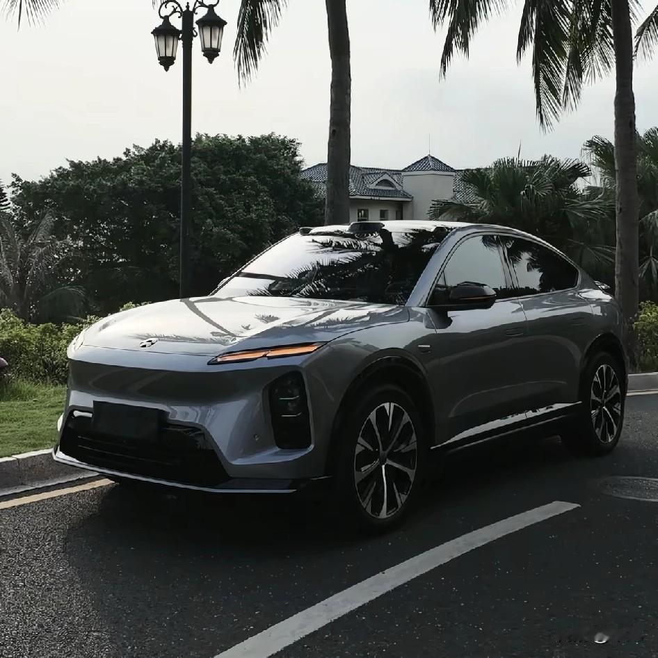 别人问我，蔚来新EC6卖35.8万起，到底值不值？我个人感觉，这车就像个“偏