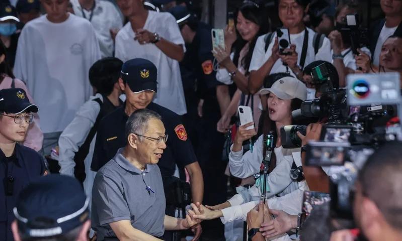 柯文哲获维持原交保裁定，加速舆论形成“冤狱”风向，预示柯获判无罪的可能性增加，对