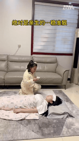 这绝对是亲生的，喂妈妈吃药真有一套，笑得我肚子疼！妈妈生病了，躺在床上。姐姐