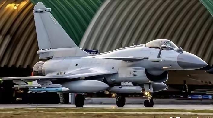 3月25日，中部战区飞行员史录权，驾歼-10C巡逻时，遭外机火控雷达死死锁定——