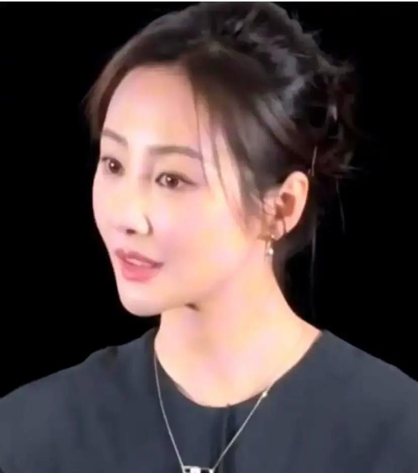 撕掉“中年女演员危机”这页剧本。央视收视率破8%，她一个人碾压了所有流量。