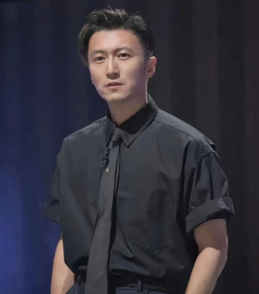 主持人问谢贤:“你说自己跟霆锋不是很熟，是怎么回事？”谢贤说:“我跟他真的不是