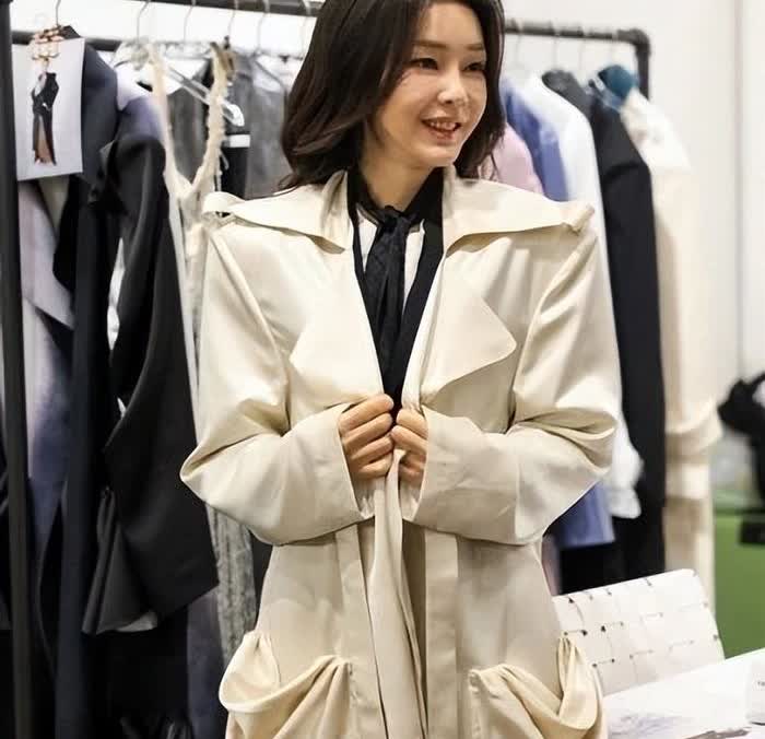“冤冤相报何时了”！手戴镣铐的金建希，从头到尾一句话都不敢说！ 韩国人在