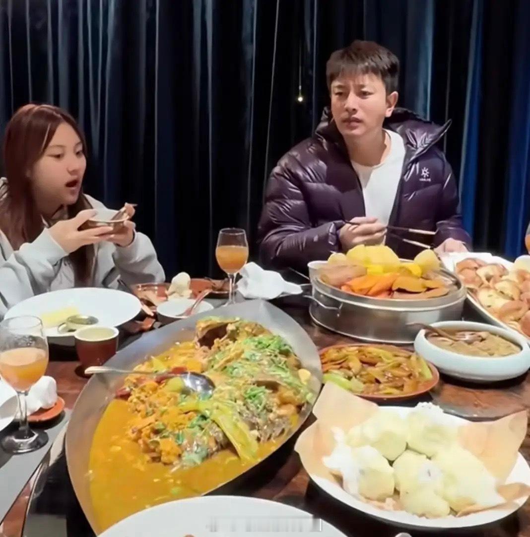 甜馨跟贾乃亮参加聚会，亲戚们一起吃一大桌全鱼宴，小姑娘大过年染了一头黄发，穿灰色