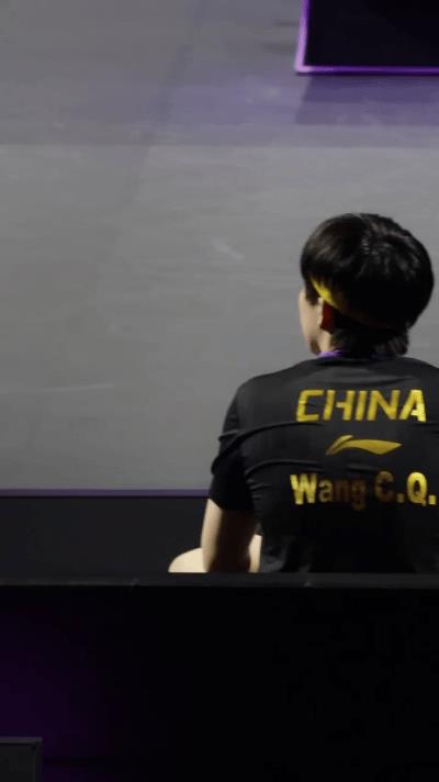 王楚钦比赛结束后坐沙发久久未离开！头哥这是在休息么？头哥这不是在休息，这是在凑