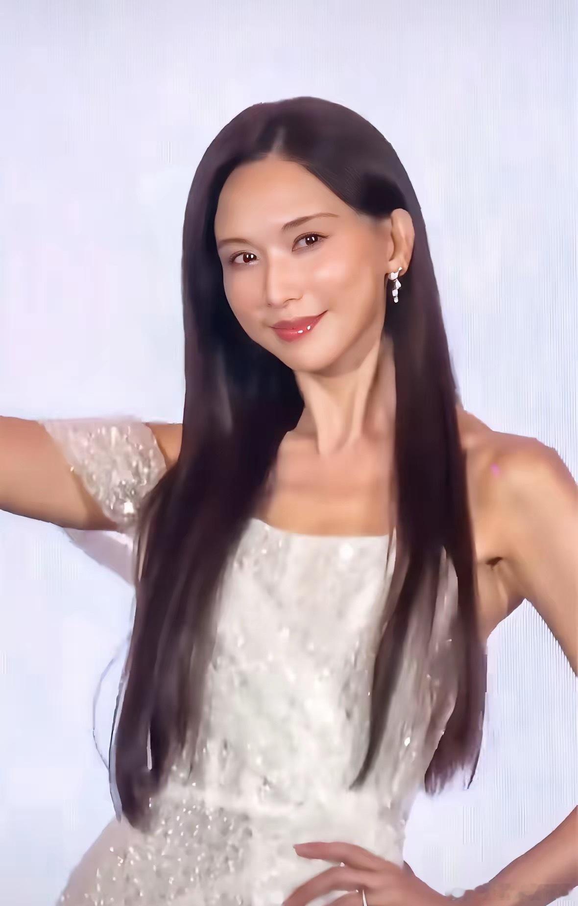 林志玲最新亮相，身材保持太惊艳！林志玲这次出席品牌活动露面，也是她近期难得的一次公开亮相。这么多年过