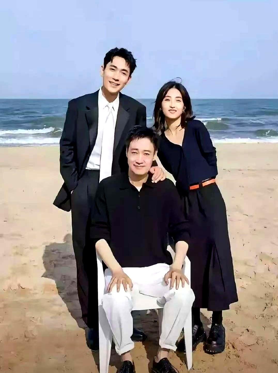 《志愿军》里的一家三口，戏外同框真的绝了！朱一龙这身板也太挺拔了，五官轮廓跟