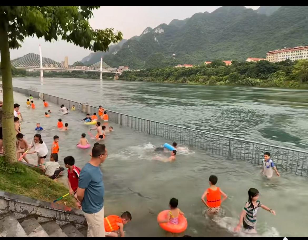 给广西柳州这个天然儿童水上乐园点赞，这才是为民办实事，堵不如疏的典范。在流水的江