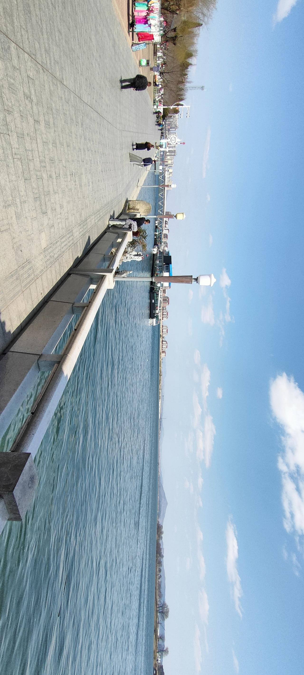 海滨漫步，享受阳光与海风🌊🏖️