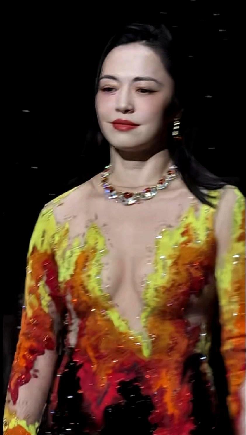 红毯越来越像澡堂子，捂着下面露着上面，真不知道图个啥。你看现在有些女明星，