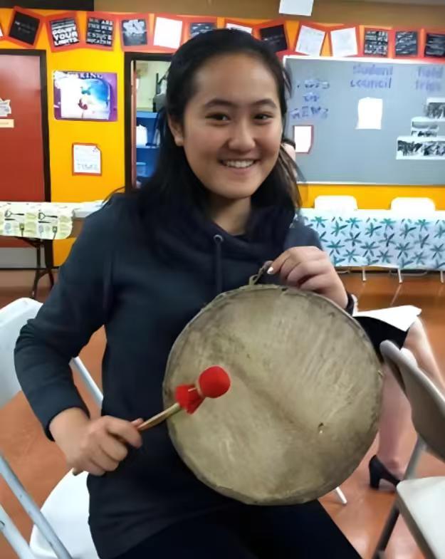 大快人心！2015年，曾拿烟头烫同学、扇耳光，赴美留学生翟某瑶在法庭上咆哮，无视