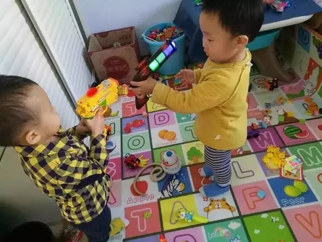 孩子抢玩具打架, 大人该怎么办?
