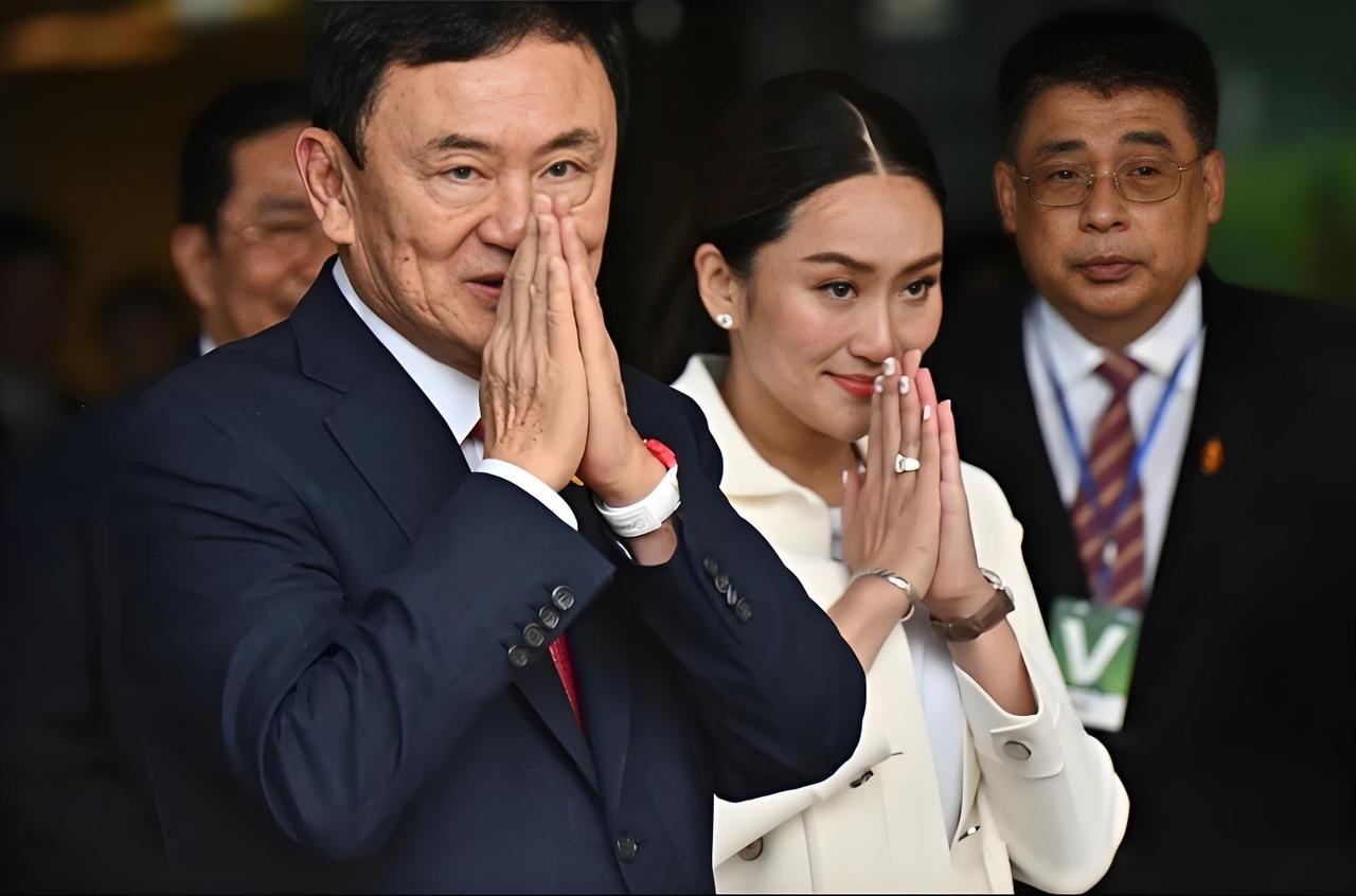 他信：对话才能解决泰柬边境问题。9日晚间，他信在帕亚泰酒店接受了媒体采访，对