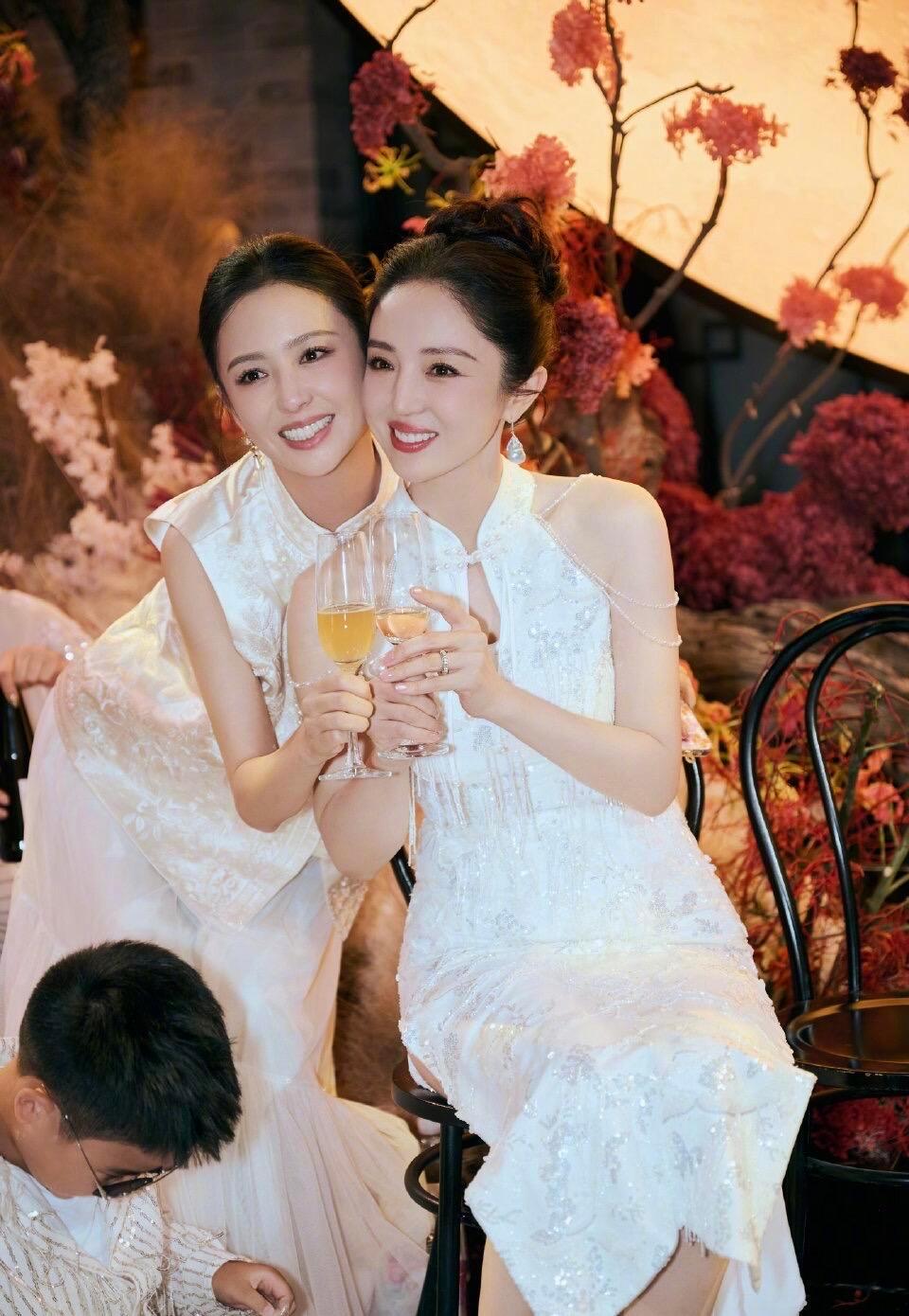 董璇我办婚礼了吗董璇婚礼这个造型还是很权威的，和粉丝玩梗我办婚礼了吗，没办没办
