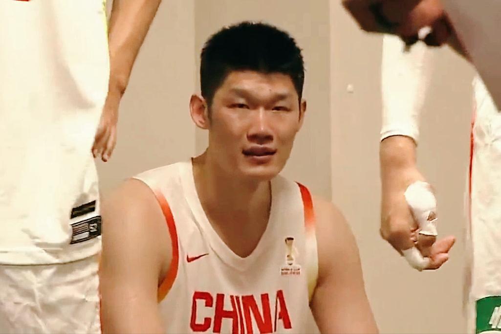 太解气！中国男篮赢了！胡金秋、李弘权哭了！2月26日，男篮世预赛第