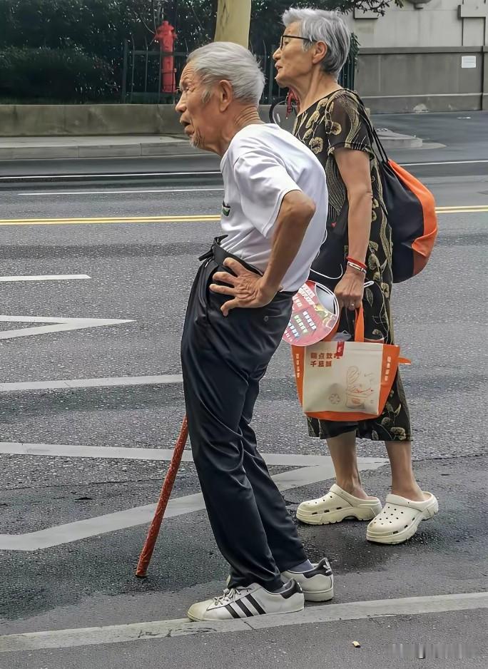 老爷子穿的这双鞋，明显是不跟脚了，这鞋也太大了，他是把这双鞋当拖鞋穿了，穿这么不