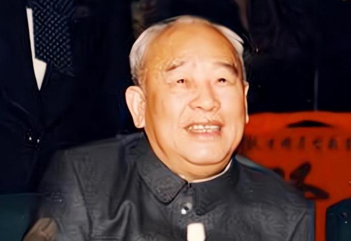1983年，总政主任余秋里中将回乡探亲，弟弟却避之不见，村长亲自来请，讲：“财发