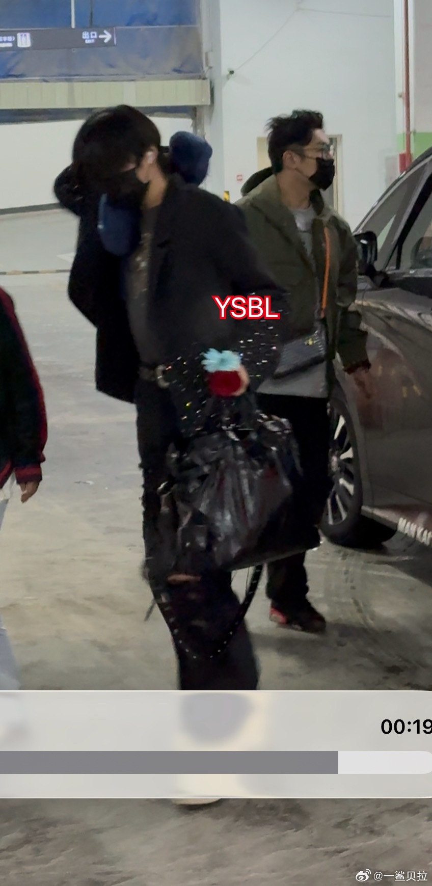 嗯嗯他们把应援花各带走了一束