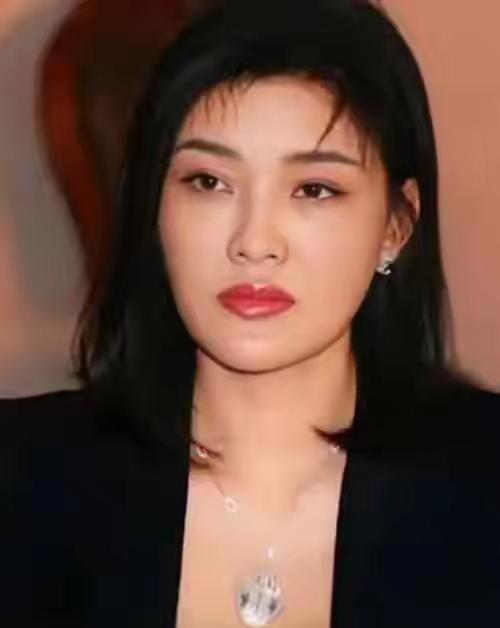 缅北那两个女的，手上沾了人命，躲得过风头，躲不过天网。中国警察没闲着，跨国追凶