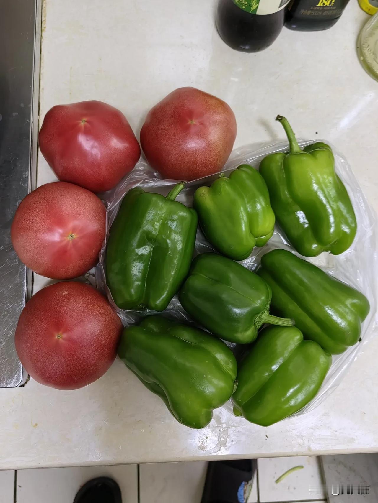 我们山东潍坊真不愧是蔬菜之乡。今天五一到北宫菜市去买了一点菜，菜是真便宜，蒜苔