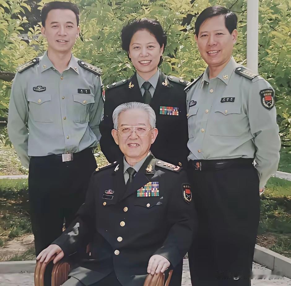 这是于永波将军的家庭合影，一家四口皆身着戎装，满门军魂，着实令人动容。将军端坐