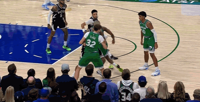 独行侠球迷怒喷裁判：犯规不吹，毁掉了弗拉格的生涯之夜！比赛最后时刻，独行侠落