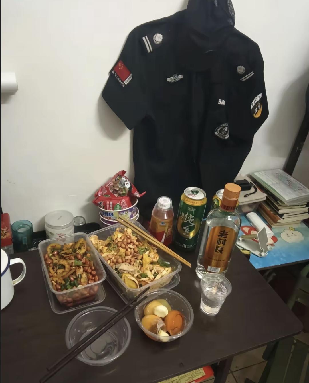 王叔在小区当了五年保安，昨天刚当上副队长。他请几个老哥们吃了碗面，说以后进出大门