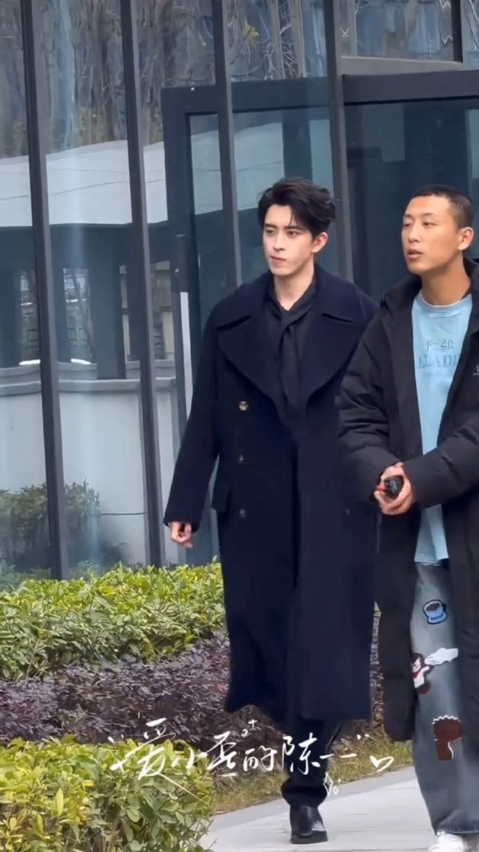 敖瑞鹏血管分明的手敖瑞鹏无名指戴戒指的手我细品敖瑞鹏无名指戴戒指的手我细品，谁