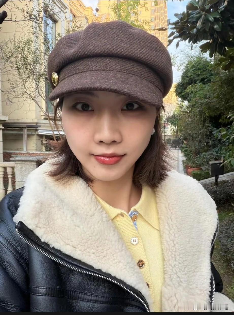 袁心玥发文，为大家分享她的生活了，一起来看看[呲牙笑]瞧，没有比赛的袁心玥，气色